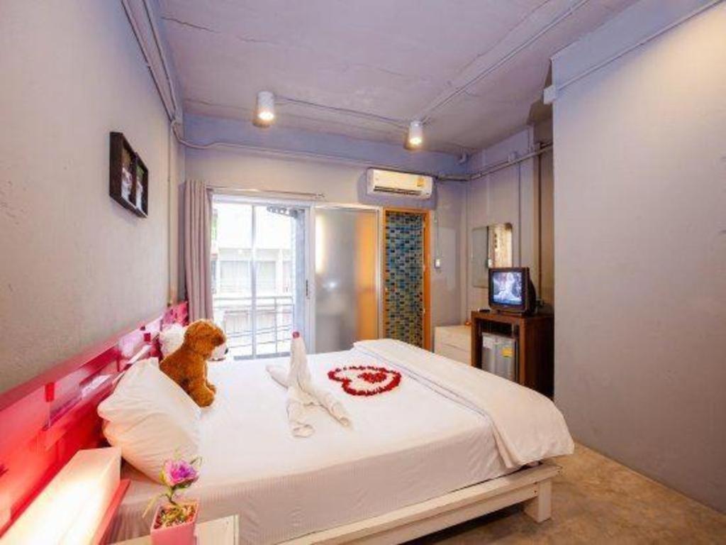 Oyo 292 The Oddy Hip Hotel Patong Ngoại thất bức ảnh