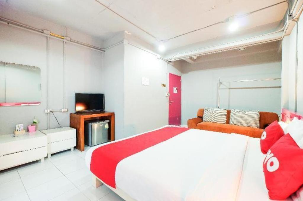 Oyo 292 The Oddy Hip Hotel Patong Ngoại thất bức ảnh